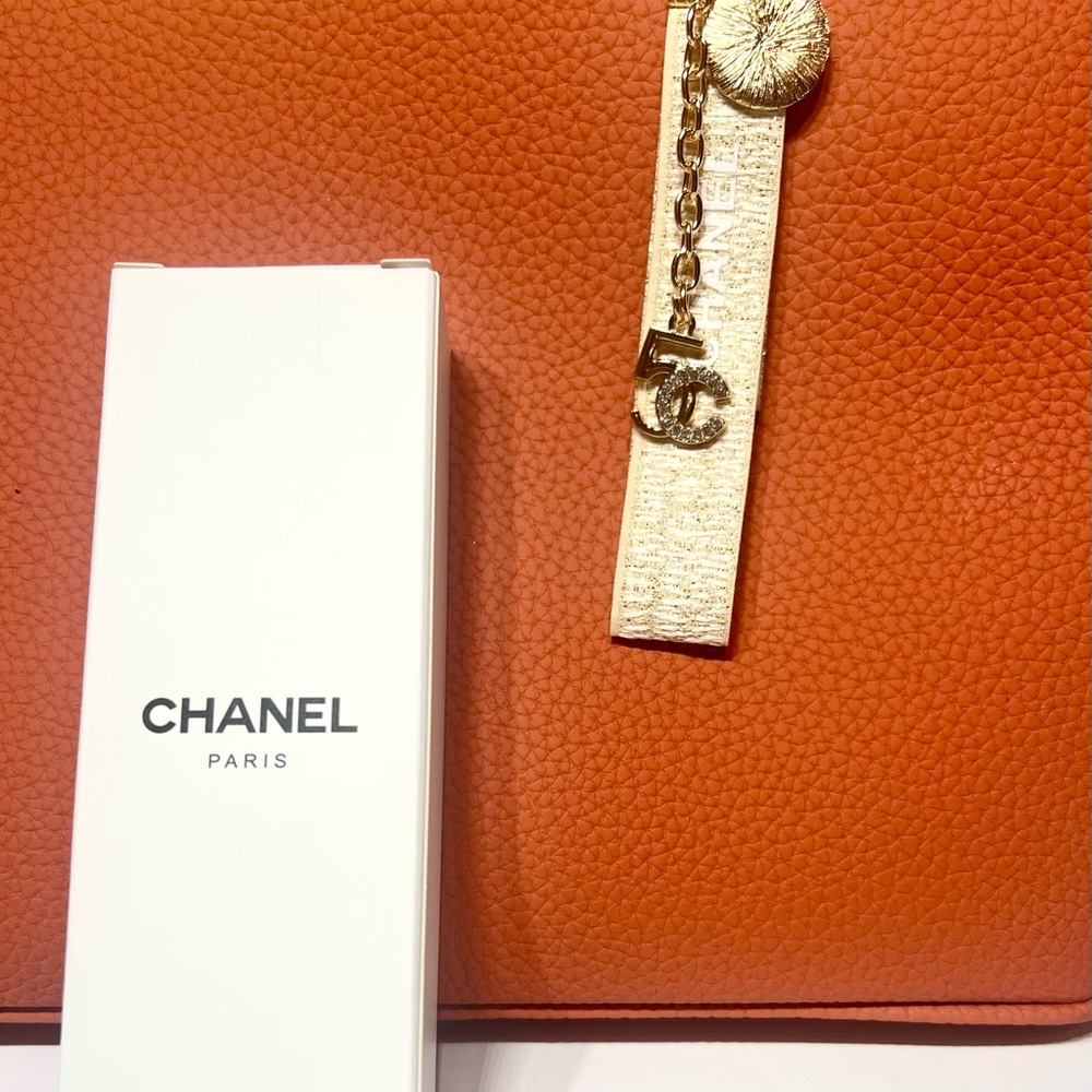 CHANEL Cream and Gold Key Holder - Bag Charm NIB - Picture 2 of 13